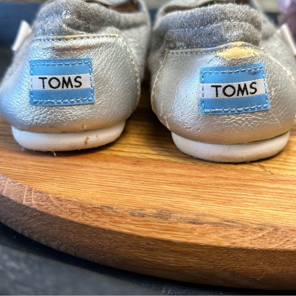Fleece lined cozy Toms flats - women’s size 7.5, metallic silver design, peace - Picture 5 of 9